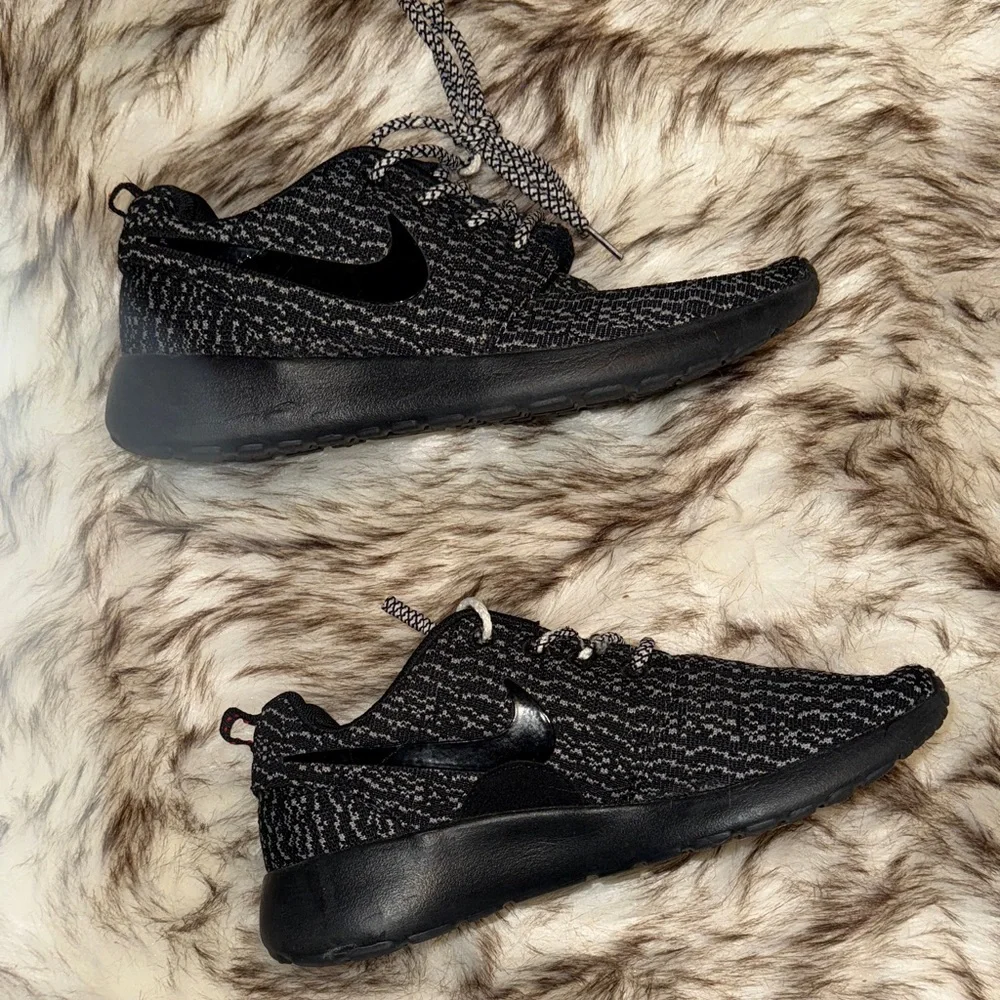 Nike Black and Gray Patterned Sneakers